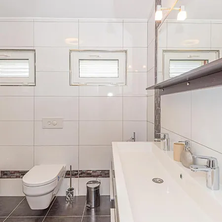 Hotel Lovely Home In Brodarica With Jacuzzi