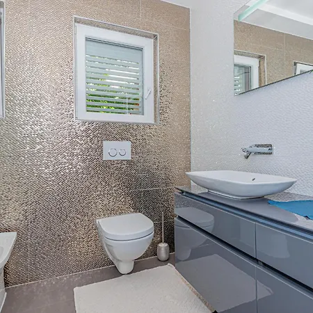 Lovely Home In Brodarica With Jacuzzi Hotel