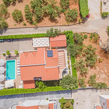 Lovely Home In Brodarica With Jacuzzi