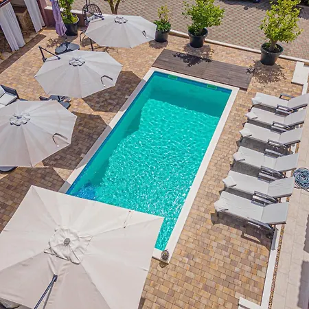 Lovely Home In Brodarica With Jacuzzi 5*