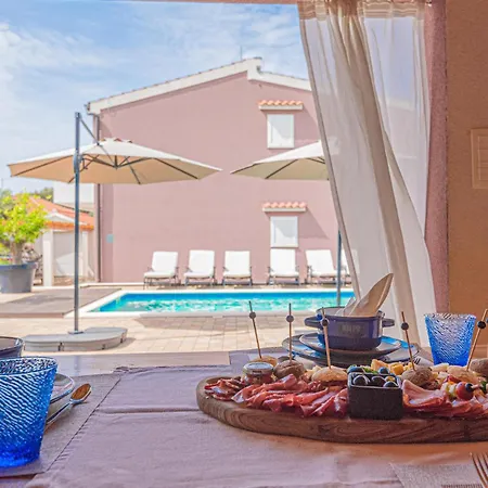 Lovely Home In Brodarica With Jacuzzi Hotel