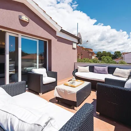 Hotel Lovely Home In Brodarica With Jacuzzi