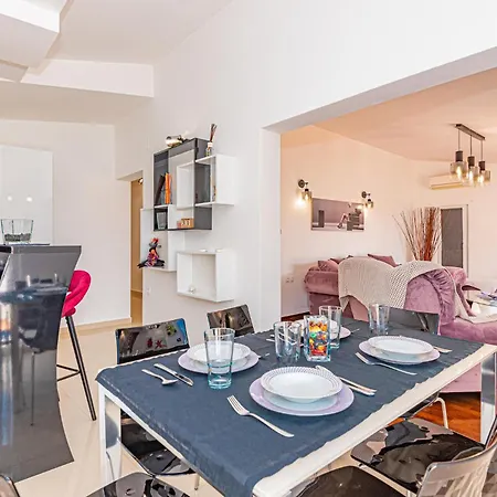 Hotel Lovely Home In Brodarica With Jacuzzi 5*
