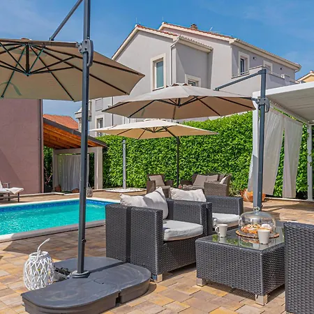 Lovely Home In Brodarica With Jacuzzi