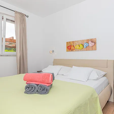 Hotel Lovely Home In Brodarica With Jacuzzi