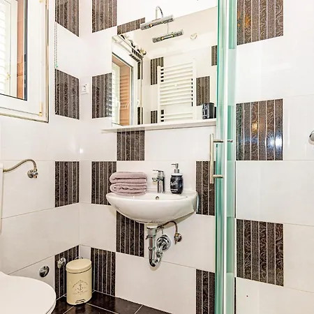 Lovely Home In Brodarica With Jacuzzi 5* Brodarica (Sibenik-Knin)