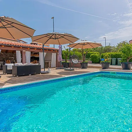 Lovely In With Jacuzzi Brodarica