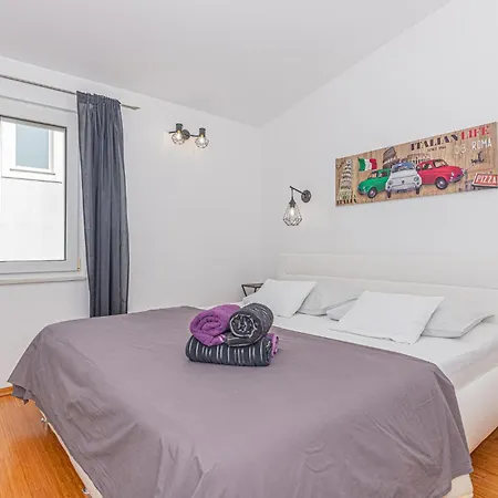 Lovely In With Jacuzzi Brodarica