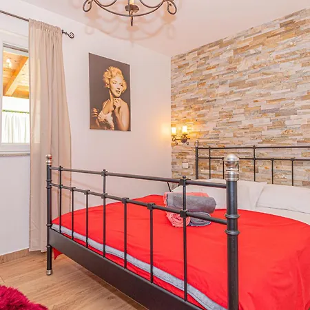 Lovely Home In Brodarica With Jacuzzi Hotel 5*