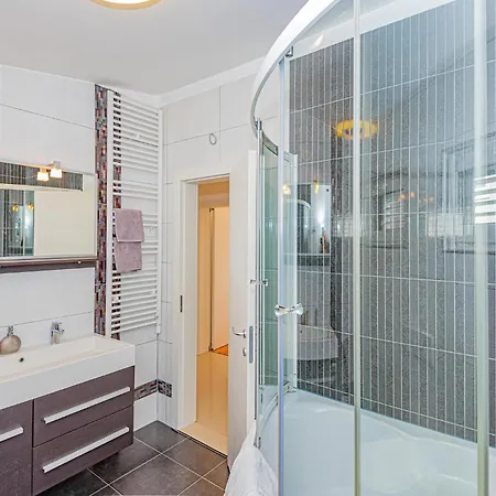 Lovely In With Jacuzzi Nyaraló Brodarica