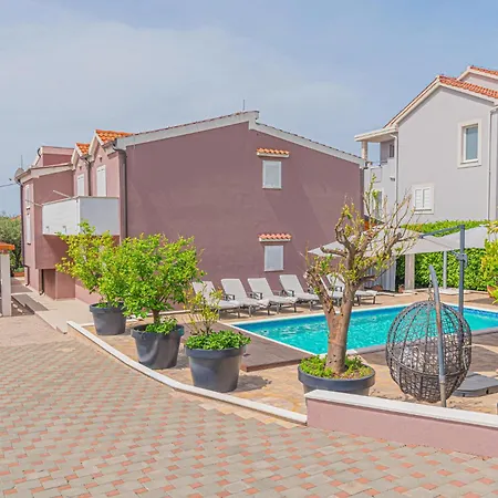 Lovely Home In Brodarica With Jacuzzi