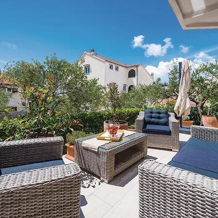 Lovely Home In Brodarica With Jacuzzi Vikendica