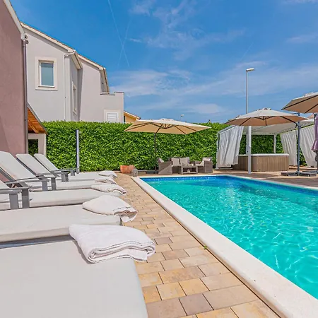 Lovely Home In Brodarica With Jacuzzi Vikendica *