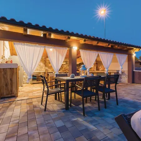 Vikendica Lovely Home In Brodarica With Jacuzzi *