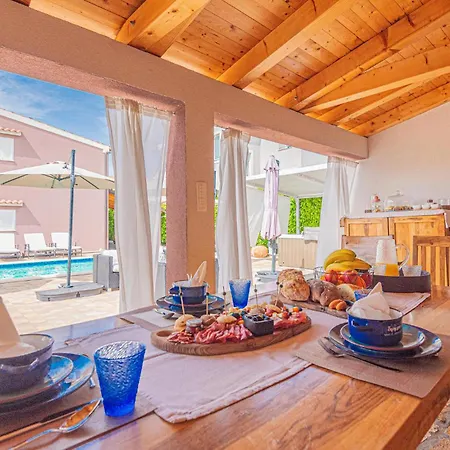 Lovely Home In Brodarica With Jacuzzi 5*