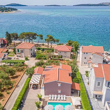 Hotel Lovely Home In Brodarica With Jacuzzi