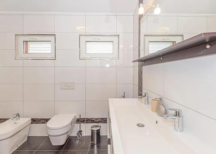 Vikendica Lovely Home In Brodarica With Jacuzzi