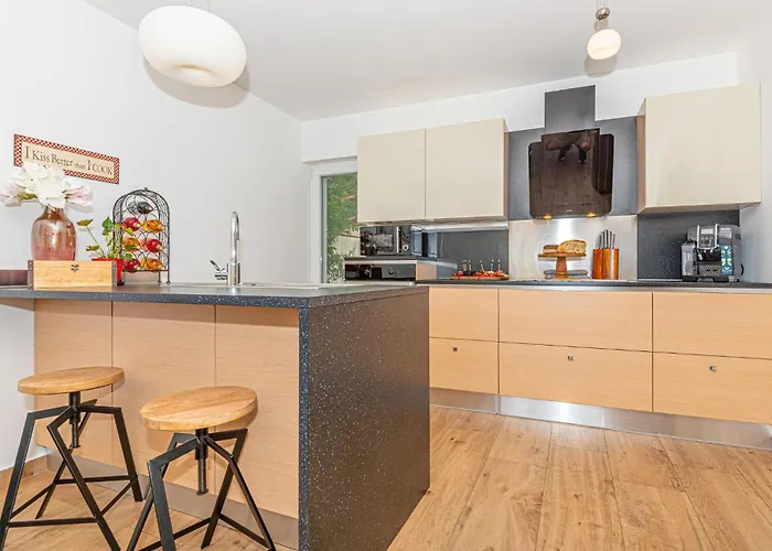 Lovely Home In Brodarica With Jacuzzi Дом отдыха *