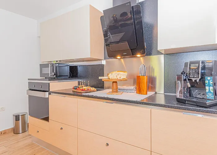 Дом отдыха Lovely Home In Brodarica With Jacuzzi *