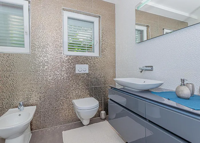 Lovely Home In Brodarica With Jacuzzi Дом отдыха