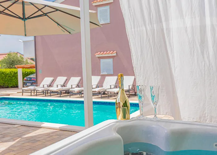 Дом отдыха Lovely Home In Brodarica With Jacuzzi *