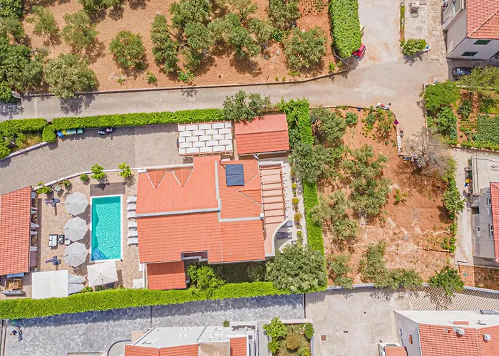 Lovely Home In Brodarica With Jacuzzi