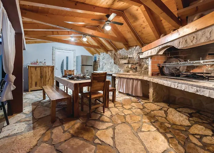 Lovely Home In Brodarica With Jacuzzi Vikendica