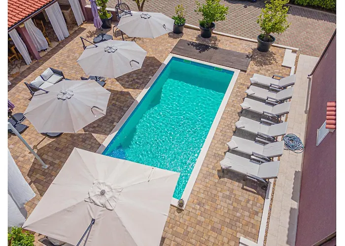 Lovely Home In Brodarica With Jacuzzi *