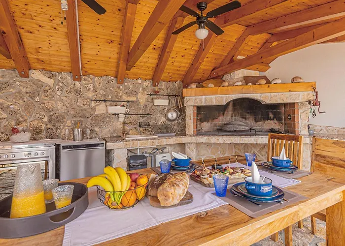 Lovely Home In Brodarica With Jacuzzi * Brodarica (Sibenik-Knin)