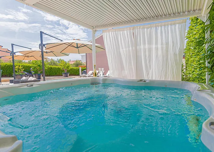 Lovely Home In Brodarica With Jacuzzi