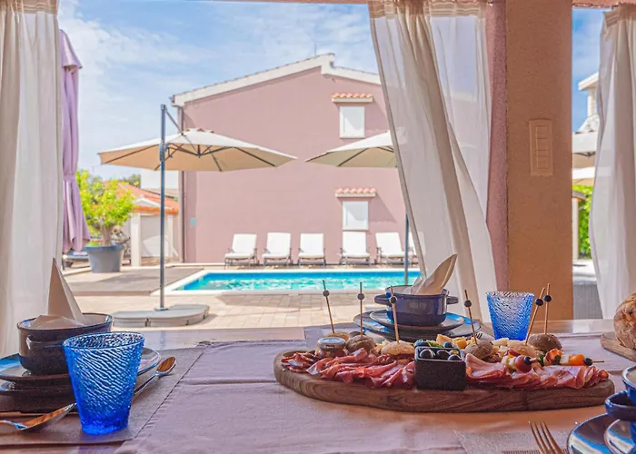 Lovely Home In Brodarica With Jacuzzi Дом отдыха