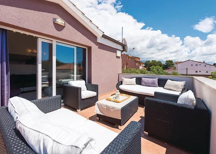 Дом отдыха Lovely Home In Brodarica With Jacuzzi