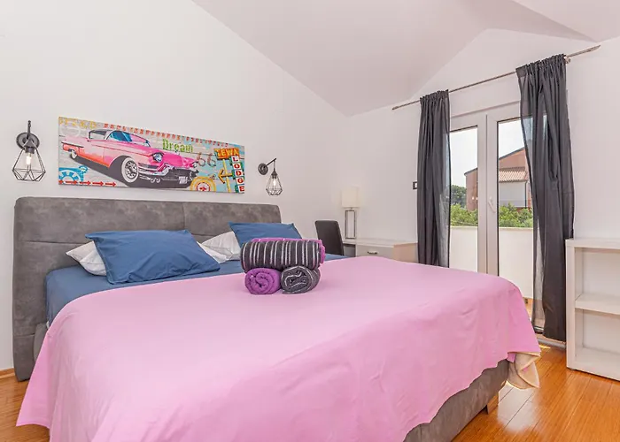 Дом отдыха Lovely Home In Brodarica With Jacuzzi Бродарица