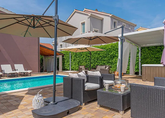 Lovely Home In Brodarica With Jacuzzi