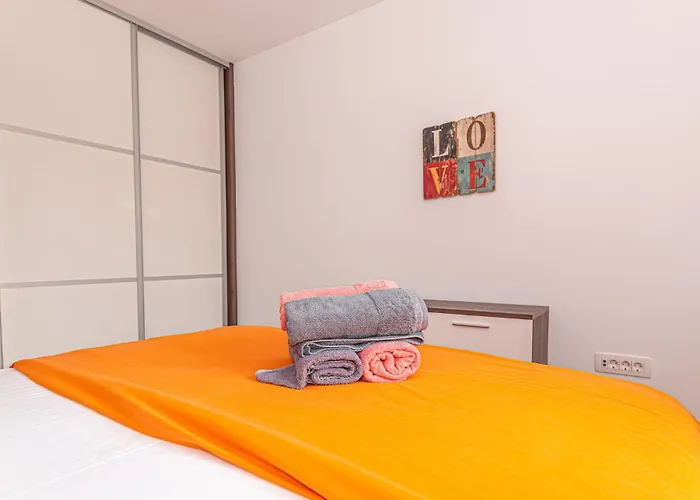 Дом отдыха Lovely Home In Brodarica With Jacuzzi Бродарица