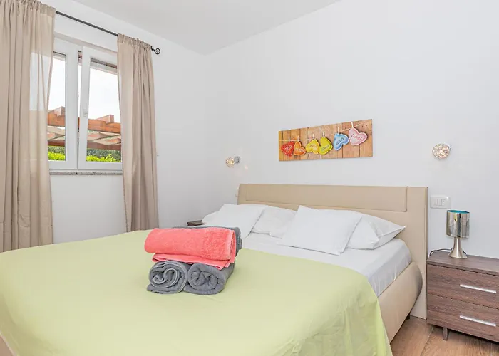 Дом отдыха Lovely Home In Brodarica With Jacuzzi