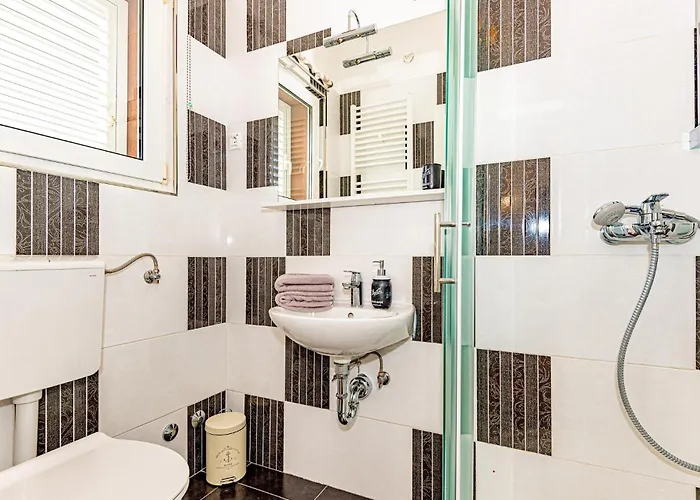 Lovely Home In Brodarica With Jacuzzi * Бродарица