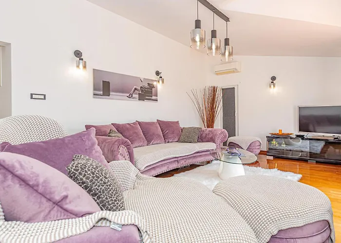 Lovely Home In Brodarica With Jacuzzi Дом отдыха Бродарица