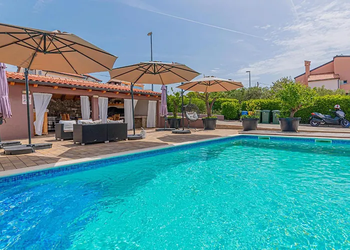 Lovely Home In Brodarica With Jacuzzi Бродарица