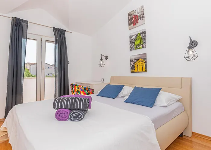 Lovely Home In Brodarica With Jacuzzi Дом отдыха