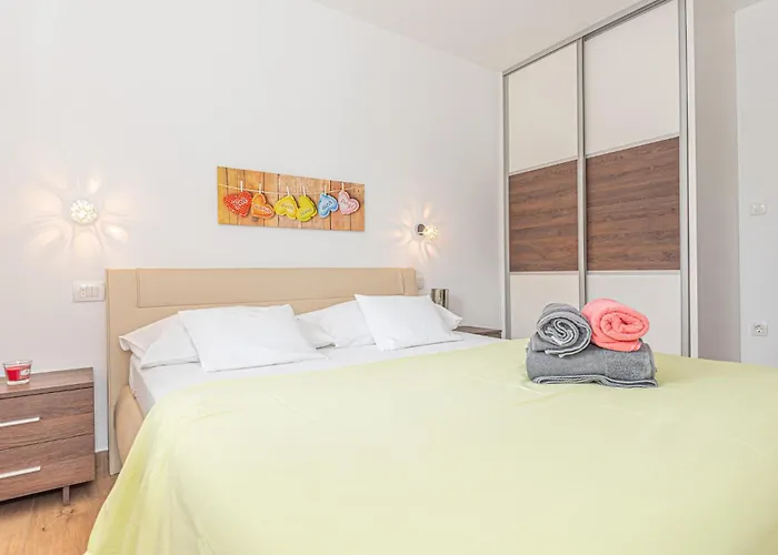 Vikendica Lovely Home In Brodarica With Jacuzzi *