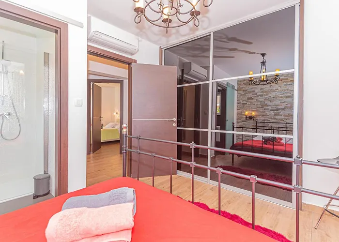 Lovely Home In Brodarica With Jacuzzi Дом отдыха