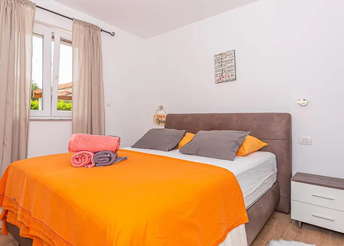 Vikendica Lovely Home In Brodarica With Jacuzzi *