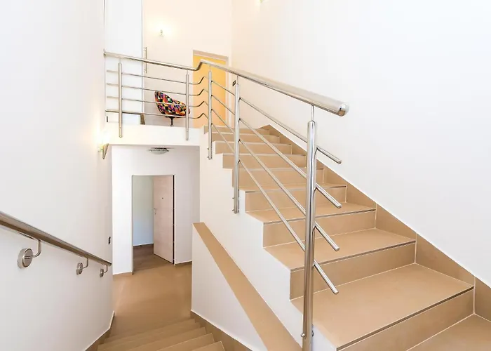 Lovely Home In Brodarica With Jacuzzi Бродарица