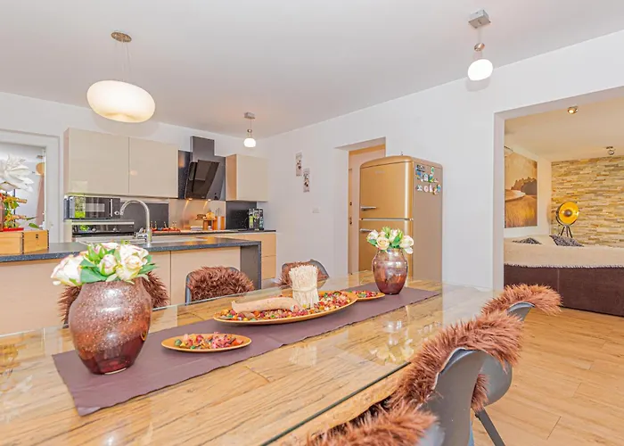 Lovely Home In Brodarica With Jacuzzi