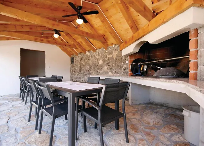 Lovely Home In Brodarica With Jacuzzi Vikendica