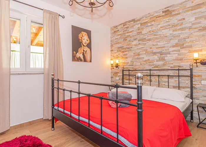 Lovely Home In Brodarica With Jacuzzi Vikendica *