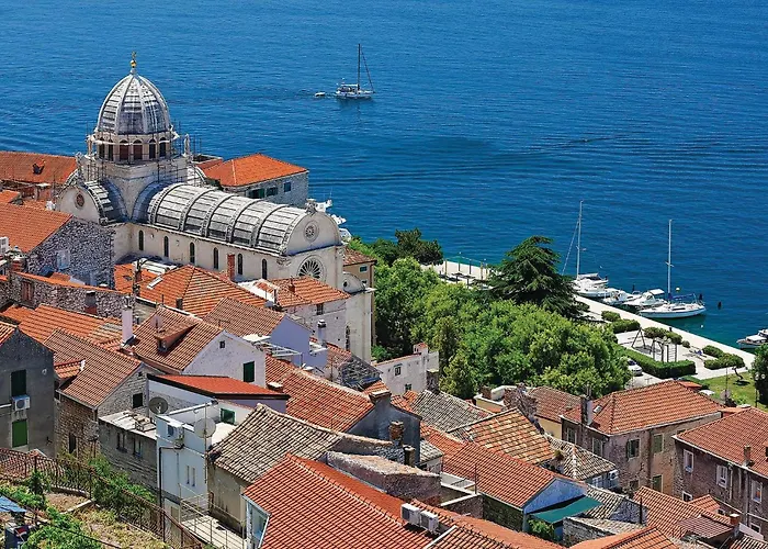 Lovely Home In Brodarica With Jacuzzi Vikendica *