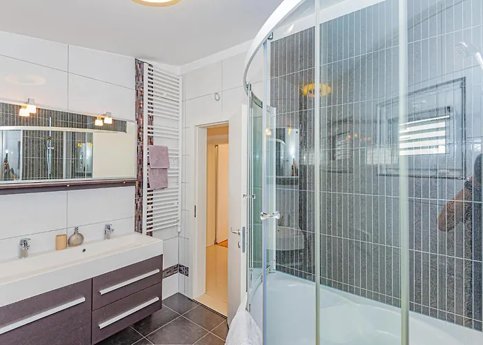 Lovely Home In Brodarica With Jacuzzi Дом отдыха Бродарица