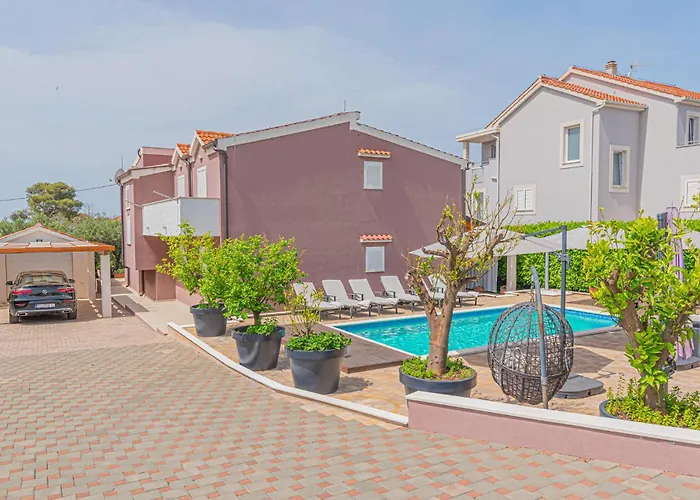 Lovely Home In Brodarica With Jacuzzi